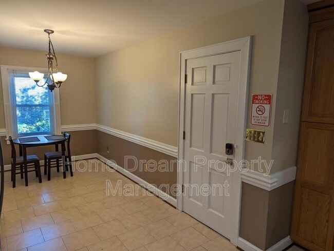 Building Photo - 842 Spring Valley Dr