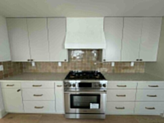 Building Photo - 424 N Orange Dr