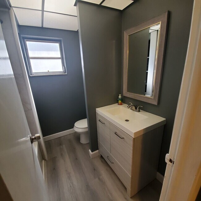 Building Photo - Duplex with 2bedrooms & another room that could be 3rd bedroom or office den space.