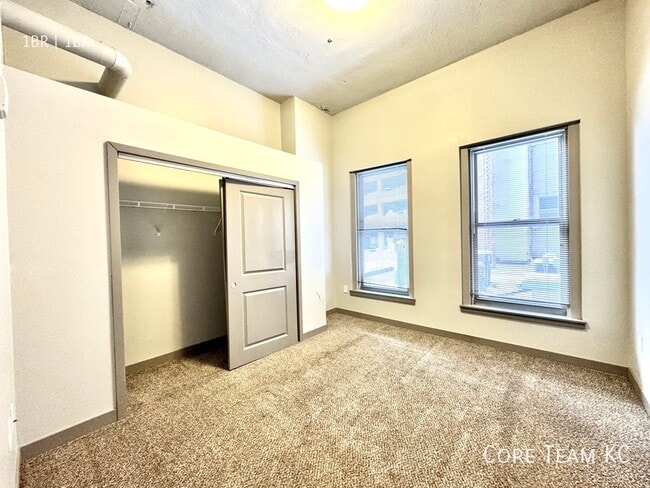 Building Photo - 306 E 12th St