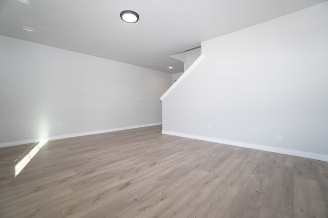 Building Photo - 1218 W Bass River Dr