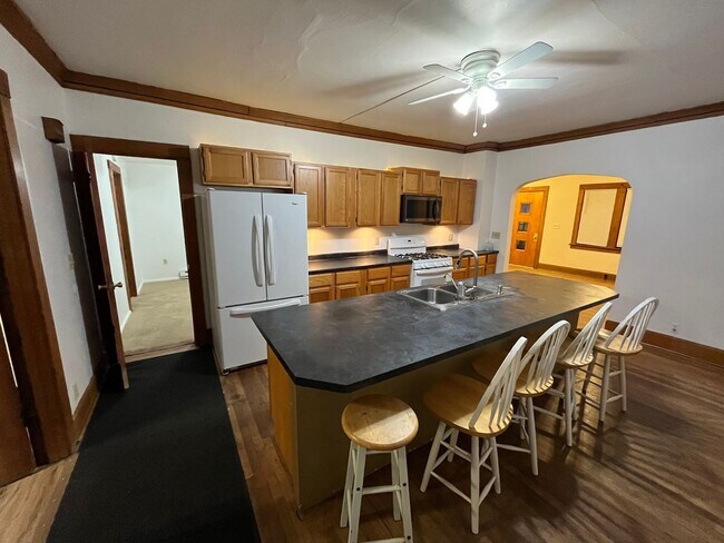 Building Photo - 1029 Spafford Ave