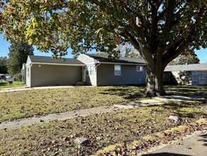 Building Photo - 749 River Rd