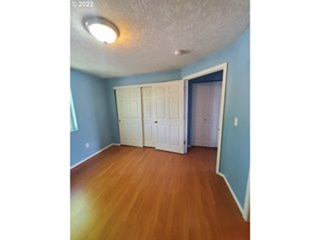 Building Photo - 3 Bedroom Fairview Home, Close to Blue Lak...