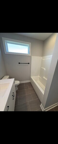 Building Photo - 420 Breezewood Dr