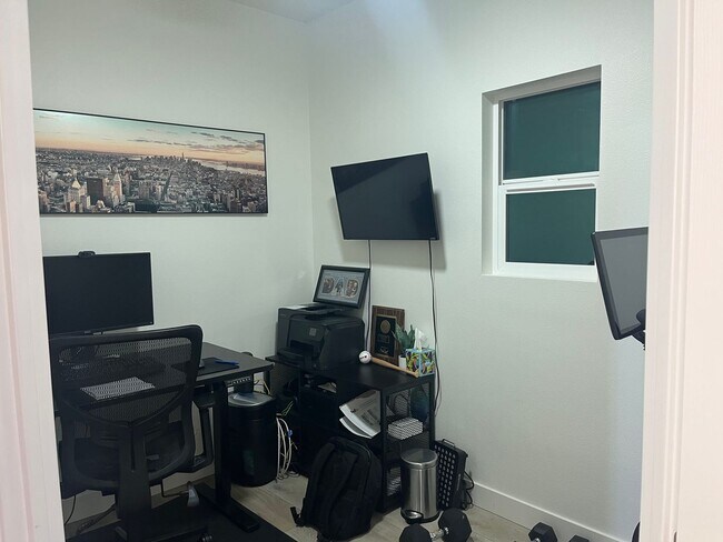 Building Photo - Pool Home - 4 bedroom - Paseo Del Sol