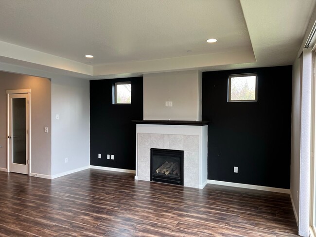 Building Photo - 1/2 1ST MONTHS RENT   AVAILABLE NOW.. Wond...