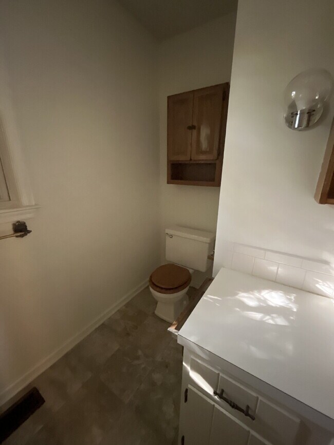 Building Photo - Location is Everything! Close to Downtown ...