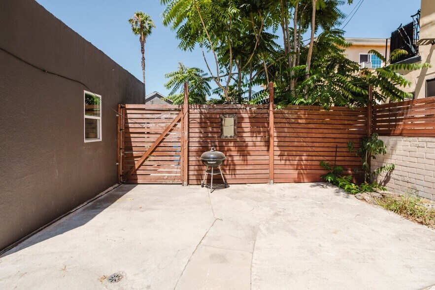 Building Photo - 5630 1/2 Craner Ave