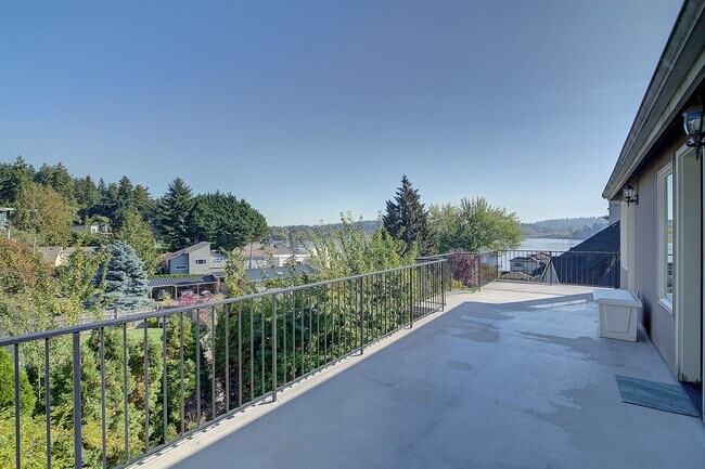 Building Photo - 4bd/4ba Kirkland House