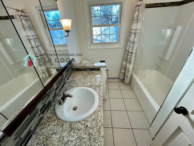 Building Photo - Modern 2 Bed / 1 Bath Duplex | Prime Great Falls Location |