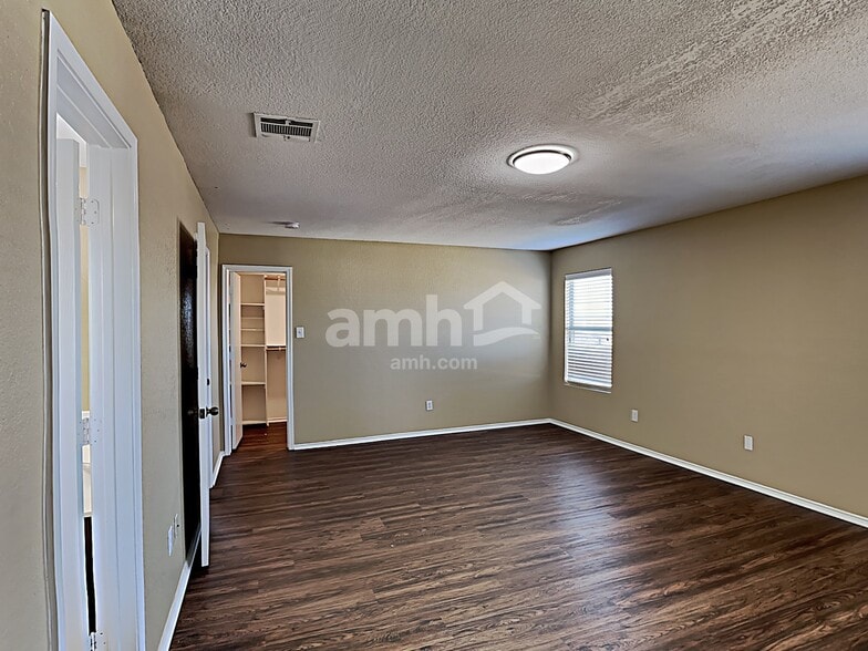 Building Photo - 8505 Hawkview Dr