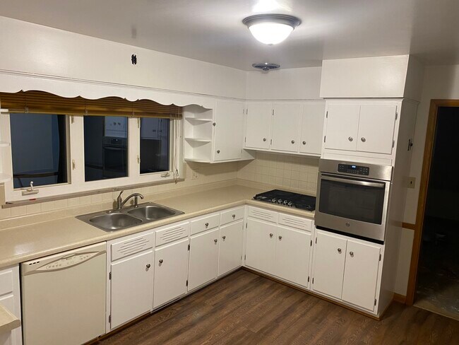 Spacious kitchen - 1011 Woodland Dr