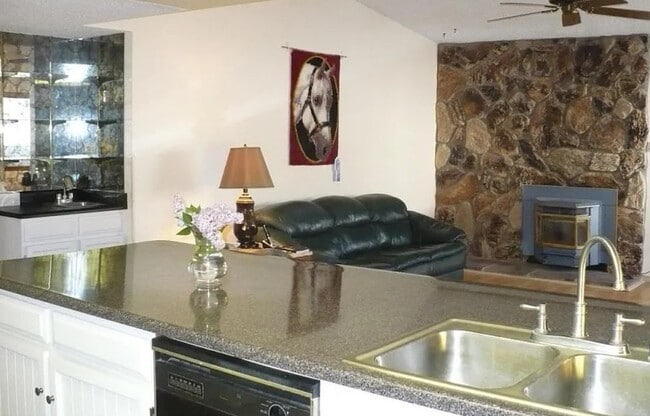 Building Photo - 12708 Tomlinson Dr SE