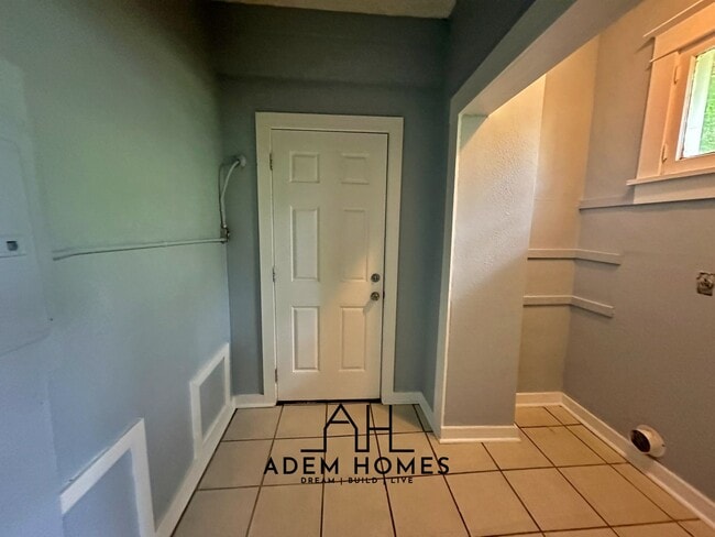 Building Photo - Spacious 2 Bedroom Home in a Central Location!! - (Duplex)