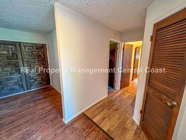 Building Photo - AVAILABLE OCTOBER - Large 4 Bedroom / 3 Ba...