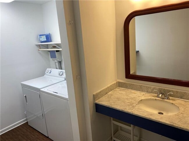 Building Photo - 3095 Colonial Way