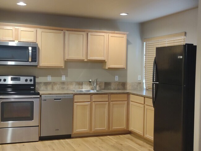 Building Photo - NW 3x2 townhome with primary bedroom on the main level