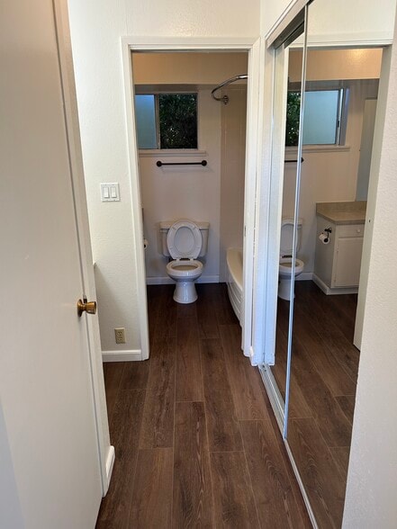 Building Photo - 1046 Continental St