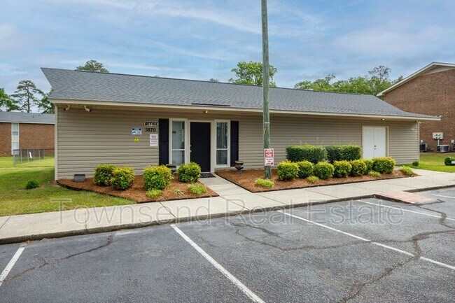 Building Photo - 5858 Century Oaks Dr