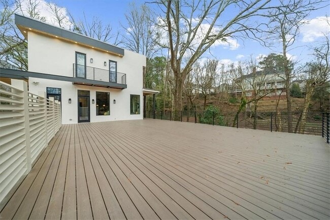 Building Photo - 942 Peachtree Battle Cir NW