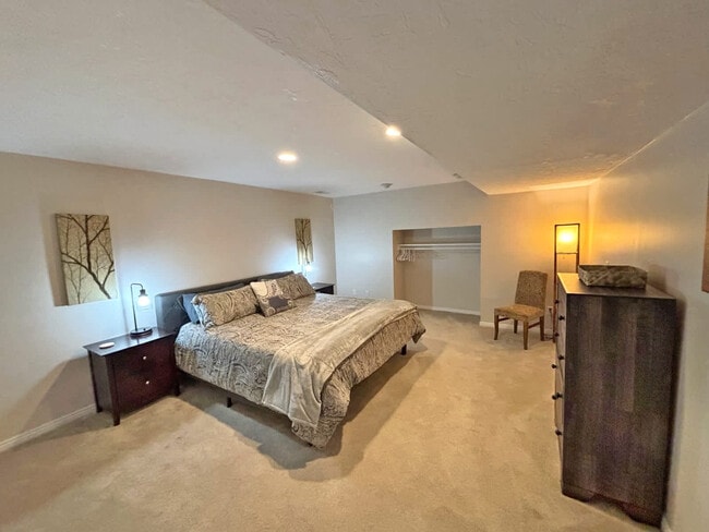 Building Photo - 2009 Sweetbriar Ln