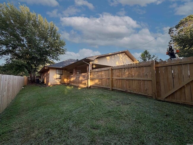 Building Photo - 5805 Sidney Dr