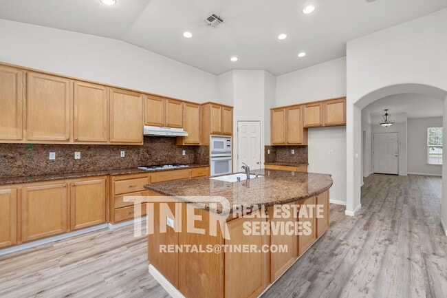 Building Photo - 51 Tulip Tree Cir