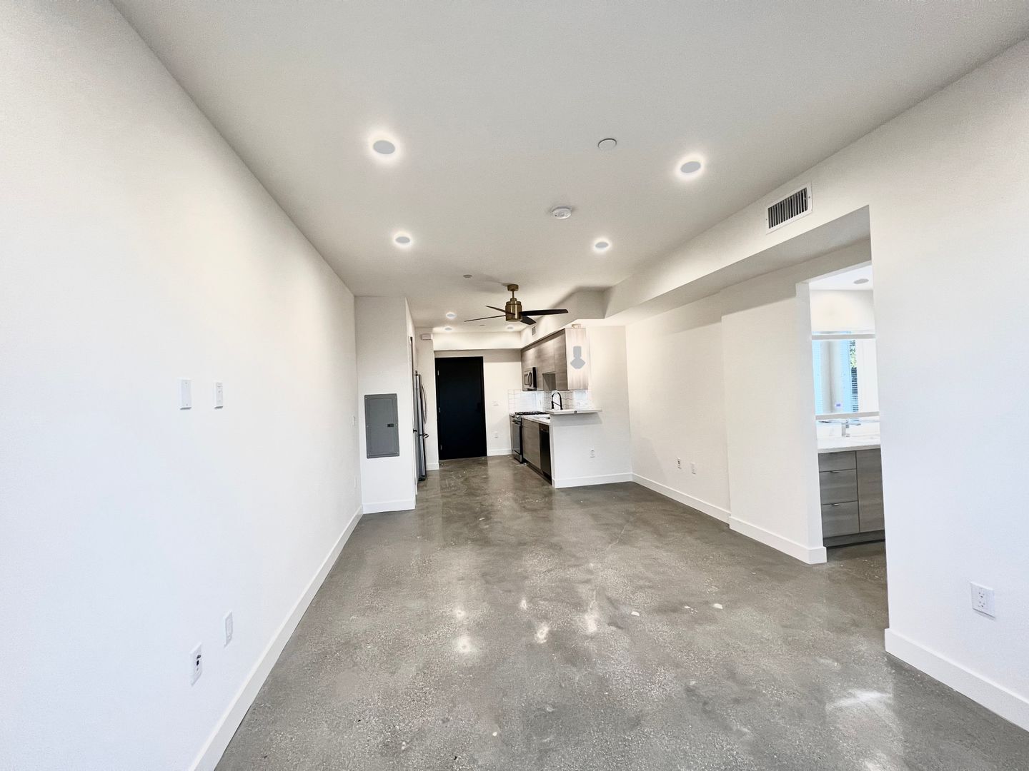 Building Photo - 3355 Overland Ave