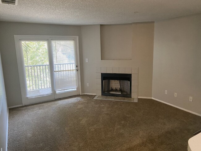 Building Photo - 1 bedroom 1 bath with Fireplace, and washe...