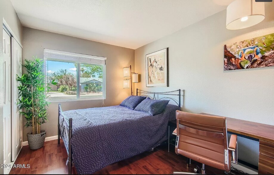 Building Photo - 422 E Balboa Dr