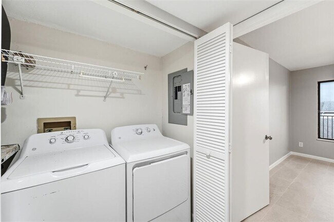 Building Photo - 845 Ladyfish Ave