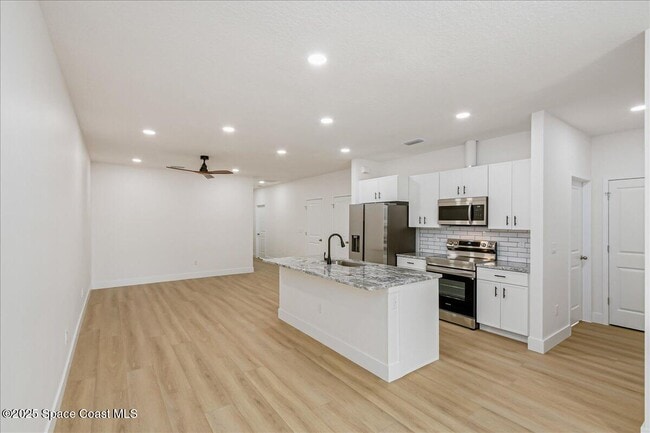 Building Photo - 176 Sunset Dr