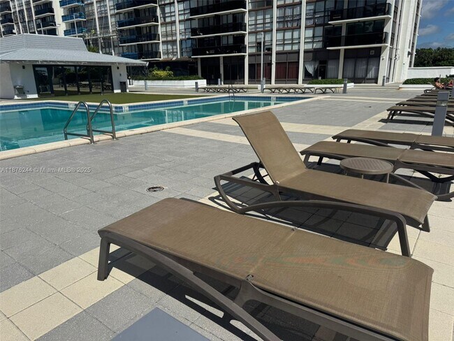 Building Photo - 600 NE 36th St