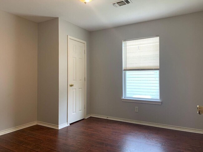 Building Photo - 1602 W Elm St