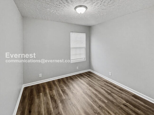 Building Photo - Limited Time Special Offer! / 3 Bed, 2 Bath Home with Garage / Pet-Friendly / Available Now!