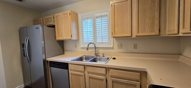 Building Photo - Charming 3 Bed / 2 Bath Home – Pet Friendl...