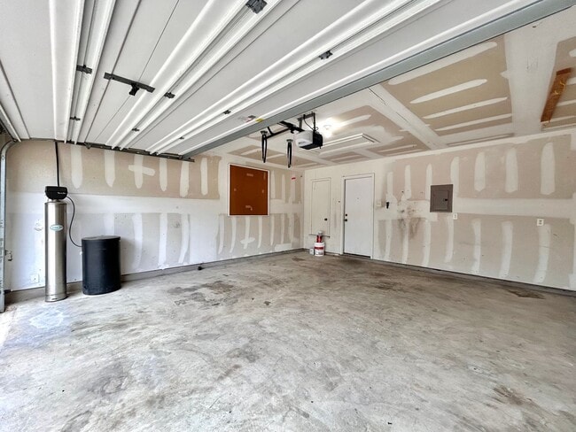 Building Photo - 2417 McCook Dr