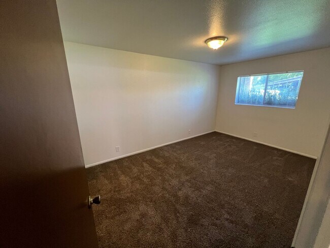 Building Photo - 2 Bed 2 Bath newly remodeled downstairs Unit