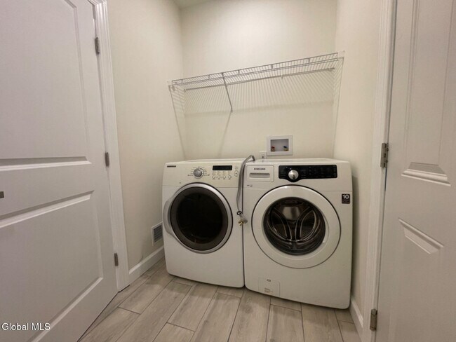 Building Photo - 11 Poplar Dr