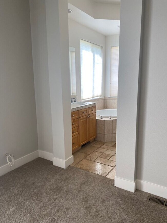 Building Photo - Sweet, perfect 10 located in Caughlin Ranc...