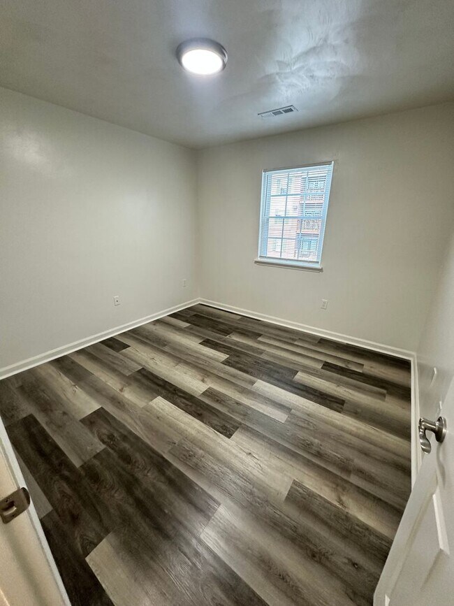 Building Photo - $1180 for 1 bedroom in a 4 Bedroom Apartme...