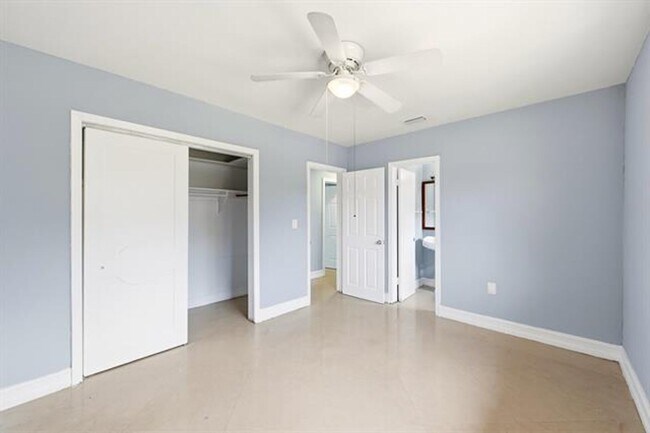 Building Photo - 740 E Evanston Cir