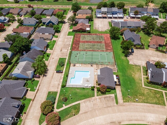 Building Photo - End Unit in Cobblestone with covered parking