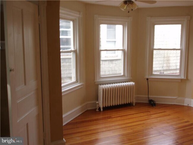 Building Photo - 608 W 20th St