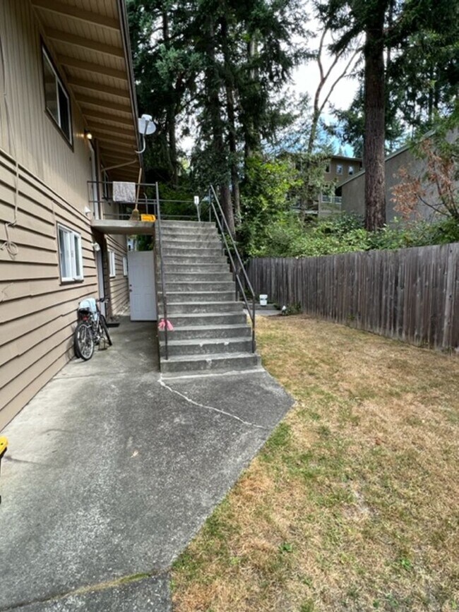 Building Photo - 1108 Bellevue Way SE