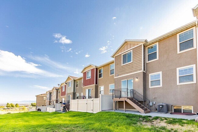 Building Photo - Comfort Meets Convenience in This Herriman...