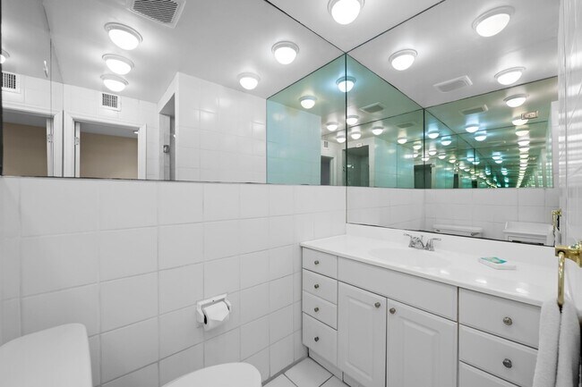 Building Photo - 741 Bayshore Dr