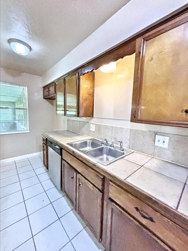 Building Photo - 3-Bedroom, 2-Bathroom Home in Convenient L...