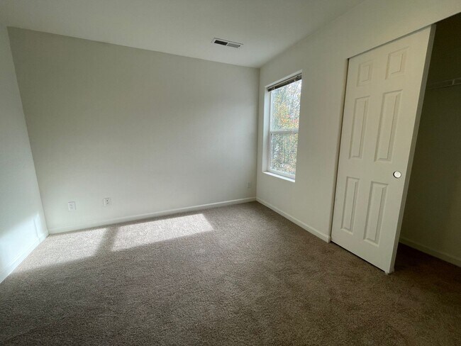 Building Photo - 5736 NE Hidden Creek Dr